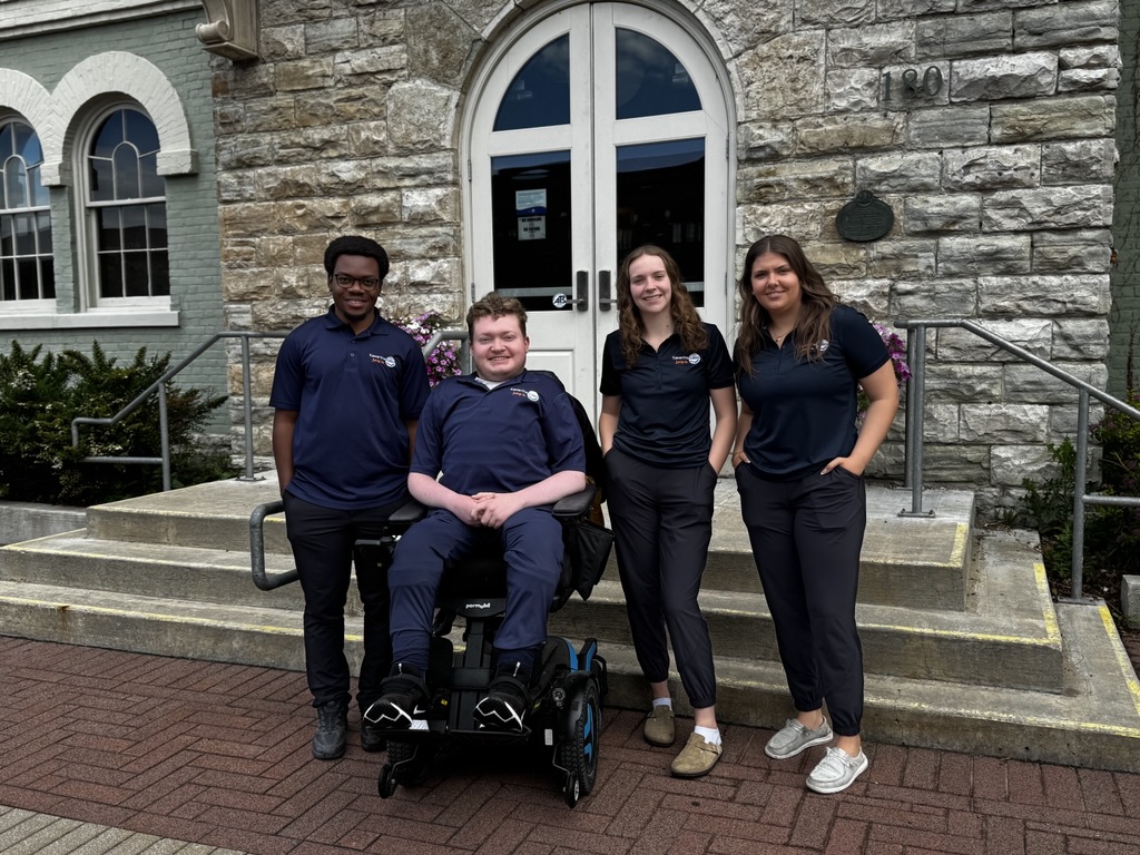 Four summer students in front of city hall