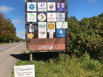 Lindsay Service Club signage