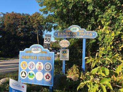 Fenelon Falls entrance and service club signs